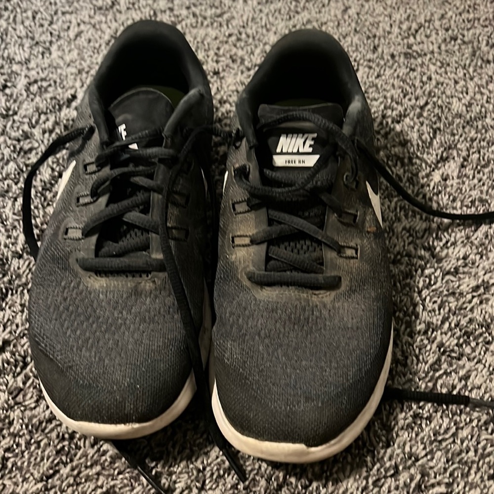 Nike free run size 8 black just dusty still has great tread on bottom
